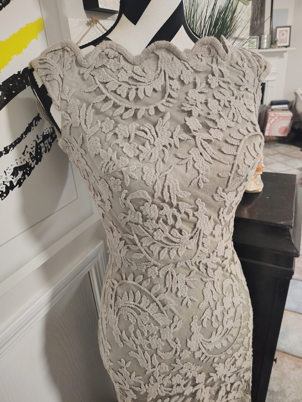 Tadashi Shoji $598 Embroidered Lace Off-Shoulder Evening Gown Women's 4 Taupe - Picture 6 of 10